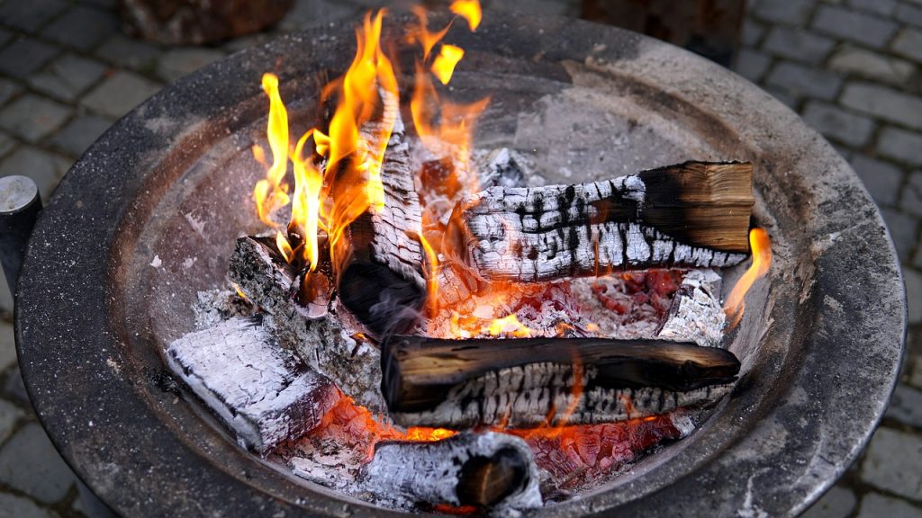 Feuer Feuerschale Glut Flammen Holz