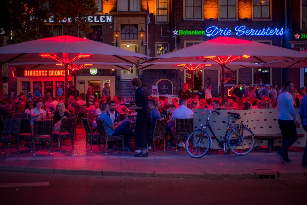 Bar Restaurant Außenbereich Terrasse Gäste Sitzplätze