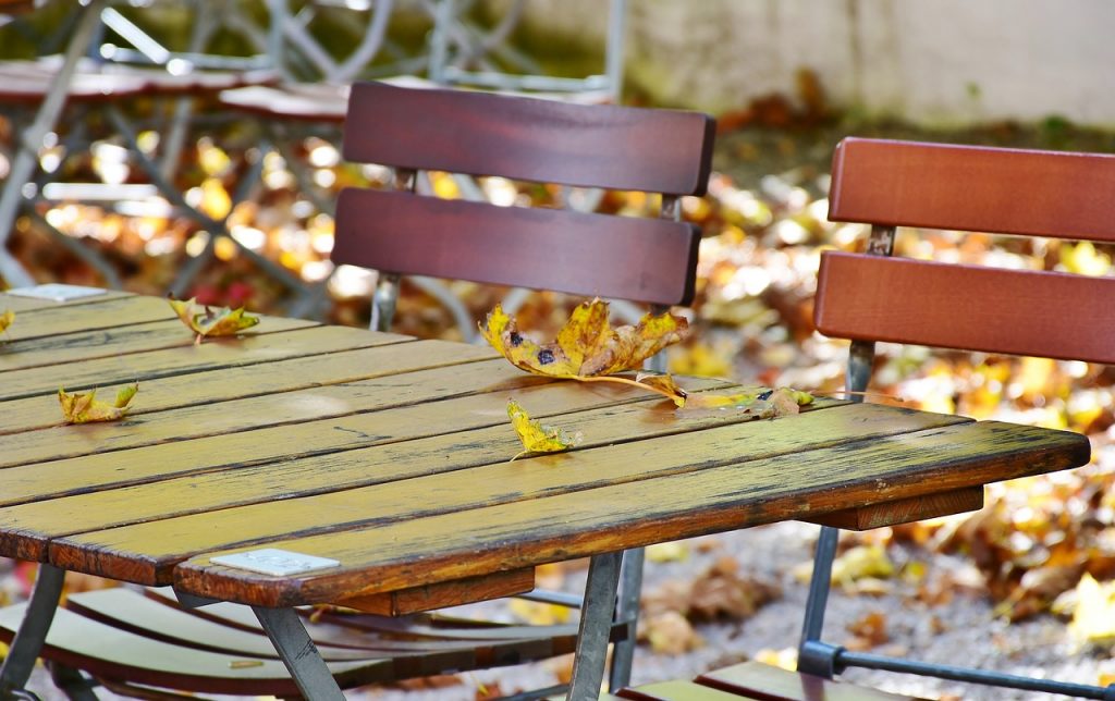 Biergarten Außenbereich Herbst Herbstblätter Bestuhlung