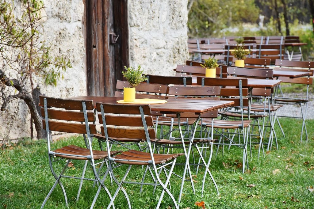 Biergarten Außenbereich Terrasse Deko Herbst