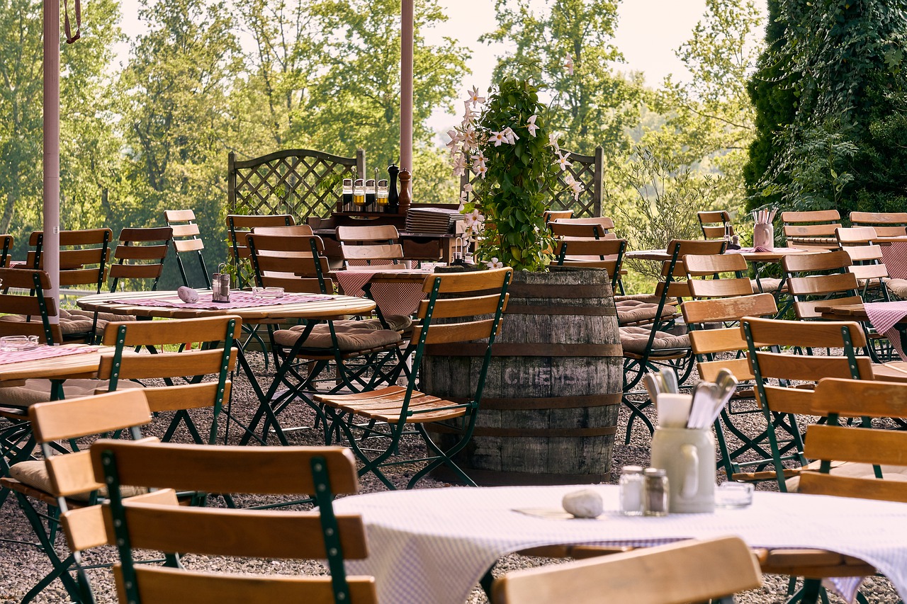 Biergarten Außenbereich Terrasse Bestuhlung Tische
