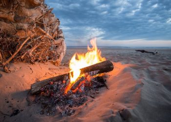 Lagerfeuer am Strand | Feuer machen erlaubt oder verboten?