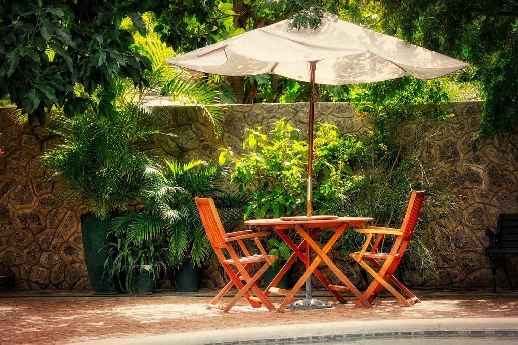 Garten Außenbereich Sonnenschirm Tisch Stühle Sitzmöglichkeit