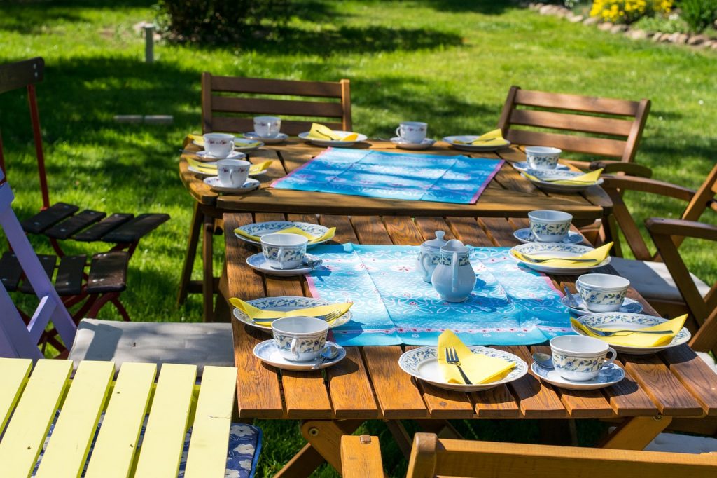 Garten Außenbereich Terrasse Gedeckter Tisch Essen Sitzen