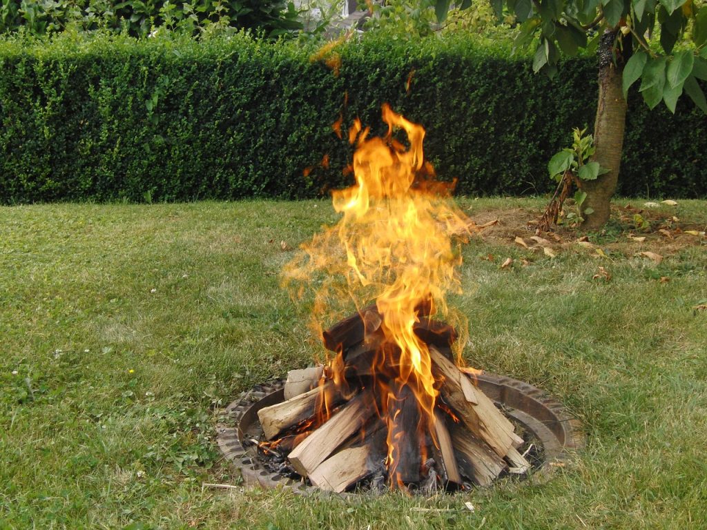 Feuer im Garten erlaubt oder verboten? | Feuerschale vs. Lagerfeuer