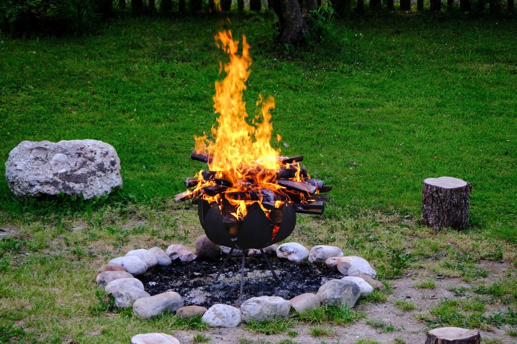 Garten Feuerstelle Lagerfeuer Flammen Rasen Steine