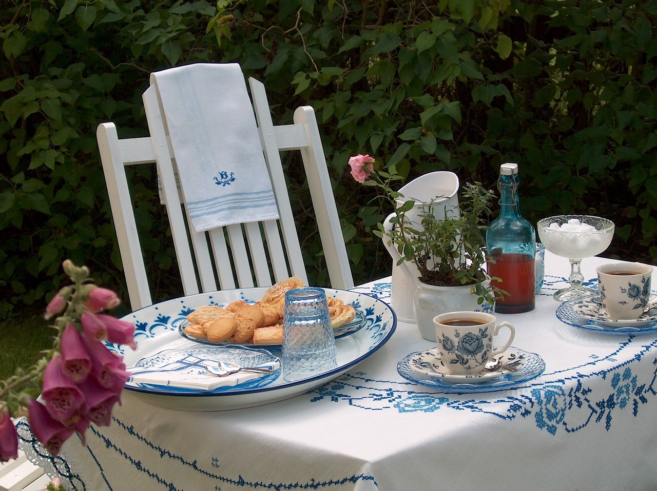 Garten Gartentisch Kaffee Gebäck Kuchen gedeckter Tisch