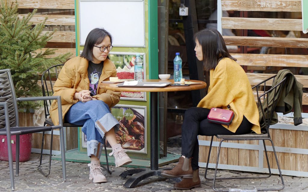 Herbst Winter Außenbereich Terrasse Frauen Kaffee trinken sitzen