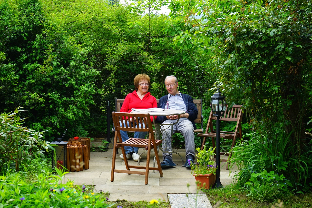 Paar Ehepaar Mann Frau Sitzen Außenbereich Garten