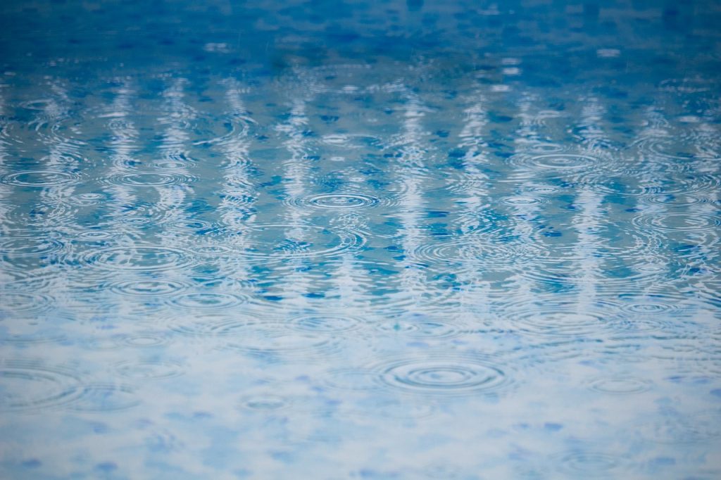 Schwimmbad Pool Wasser Regentropfen schlechtes Wetter