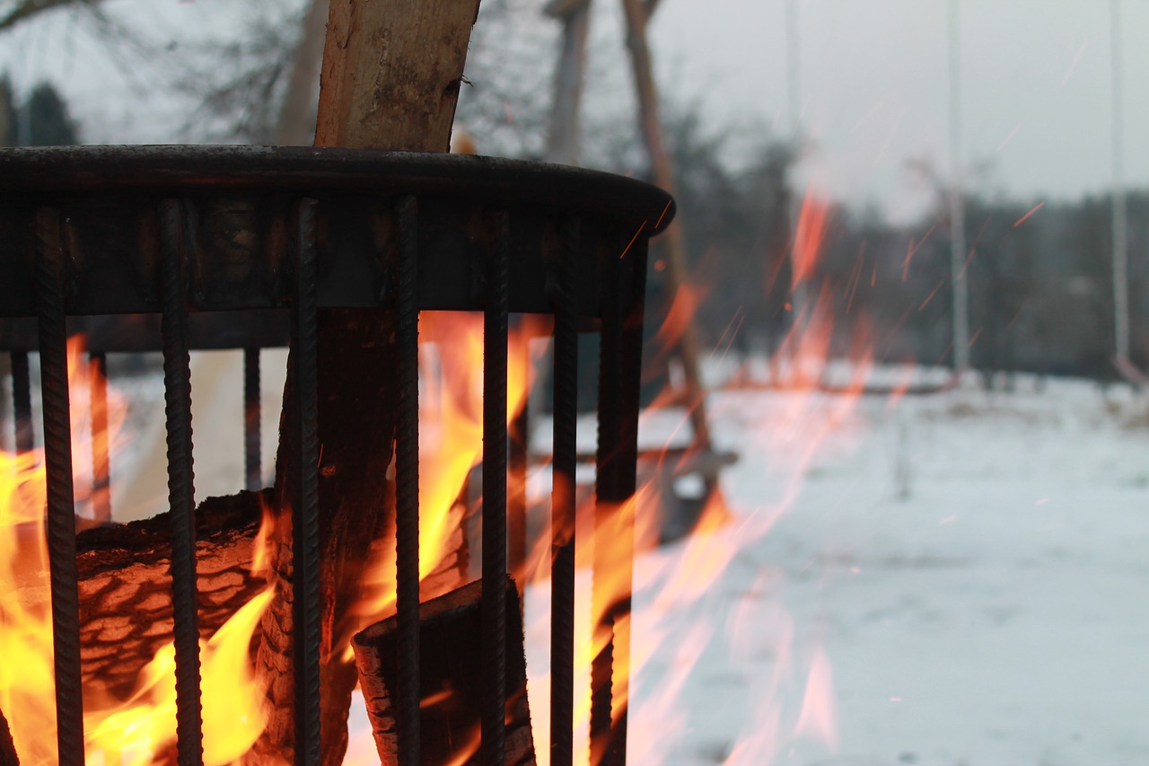 Winter Garten Schnee Feuer Feuerkorb
