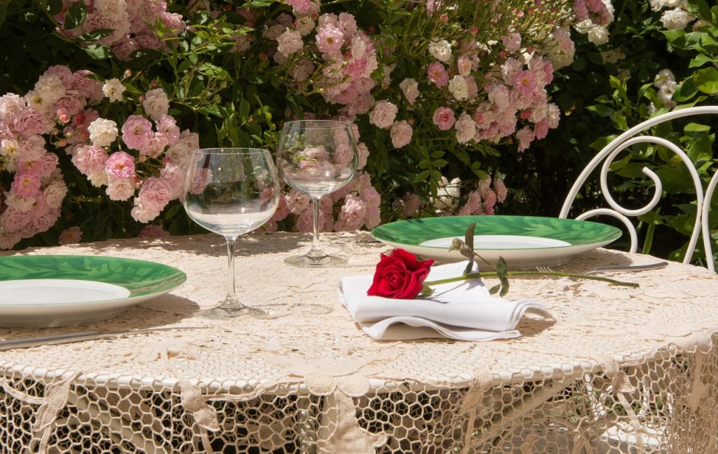 Sommer Terrasse Garten Tisch Decken Servietten Rosen