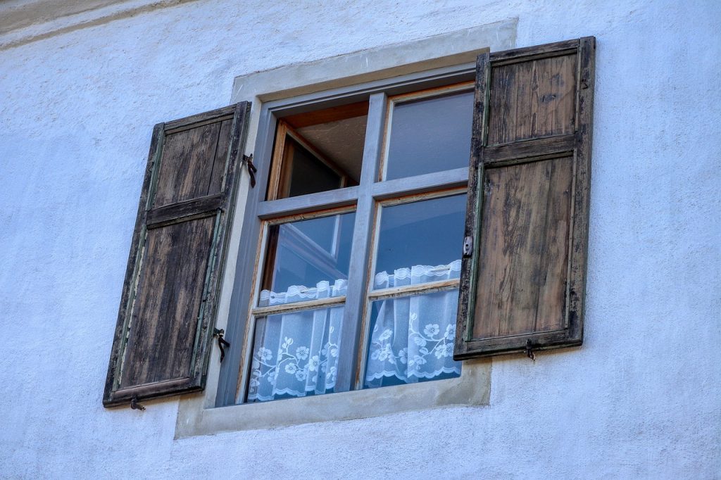 Fenster Gardinen Haus Fassade Fensterläden