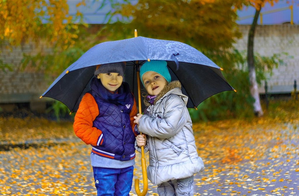 Herbst Regen Kälte Schirm Spaziergang Kinder Laub