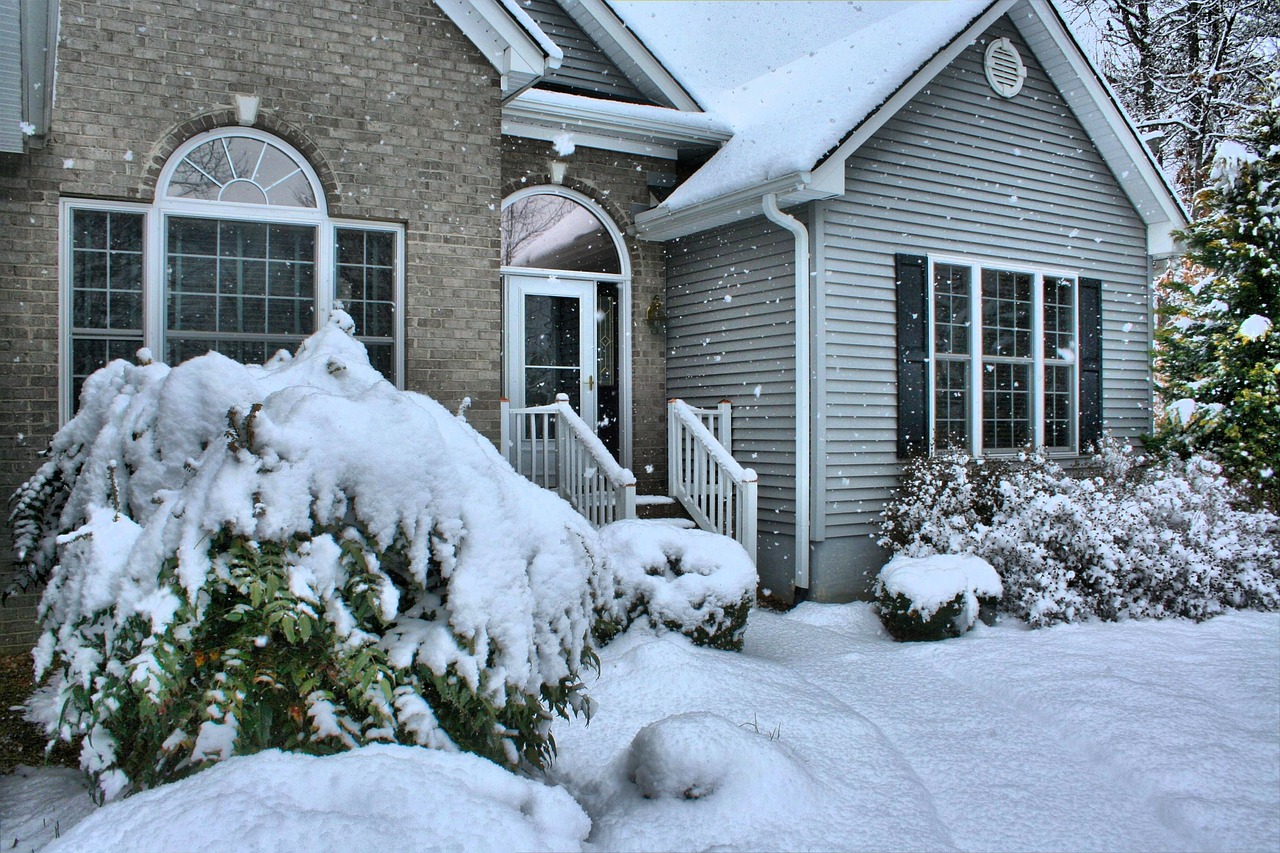 Haus Eigenheim Schnee Winter Frost Kälte