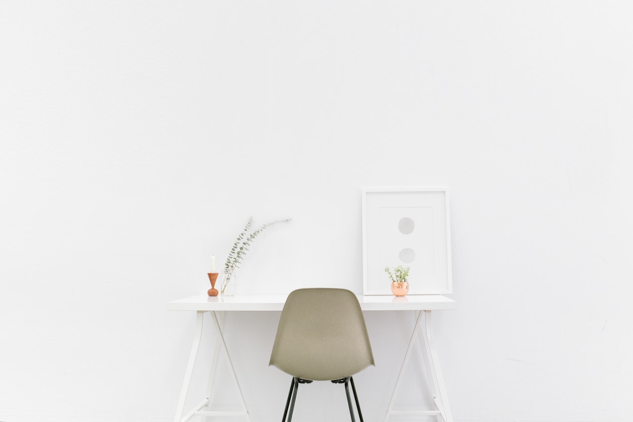 Wand Wandfarbe Weiß Stuhl Schreibtisch