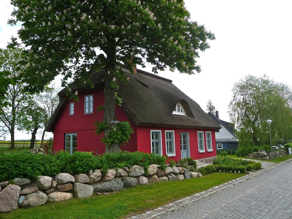 Einfamilienhaus rot Reetdach