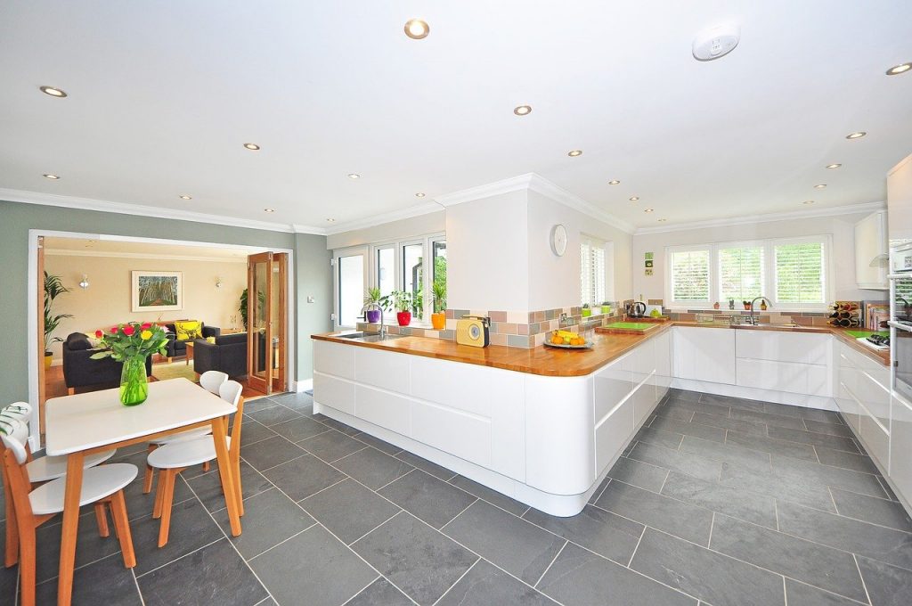 Fliesenboden Küche grau weiß